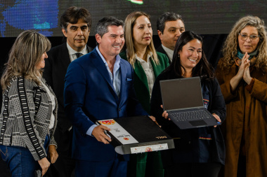 Entregaron notebooks a docentes de primaria en la primera etapa del programa “maestro de américa, cultivando el futuro”