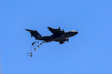 Cinco países lanzan paquetes con alimentos desde el aire en Gaza mientras se agrava la hambruna