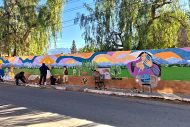La UNSJ impulsó en Jáchal un mural que refleja la esencia local, como cierre de su Taller de Dibujo y Pintura