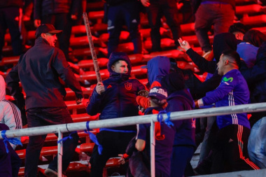 Hubo graves incidentes en el partido de Independiente y la U de Chile, con 10 heridos, 90 detenidos y destrozos
