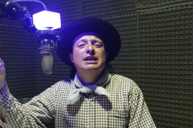 El payador Nicolás Membriani pasó por Jáchal y visitó Radio Nacional en el Día de la Radiodifusión Argentina
