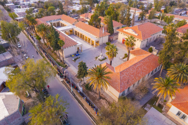 Preparativos para los festejos del 108° aniversario de la Escuela Normal Superior Fray Justo Santa María de Oro