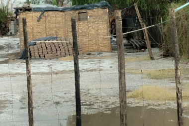 Una joven madre y dos hijos fueron evacuados en La Chimbera tras las intensas lluvias que inundaron su vivienda
