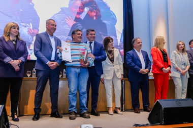 Orrego encabezó la entrega de llaves de viviendas y escrituras a familias de distintos departamentos