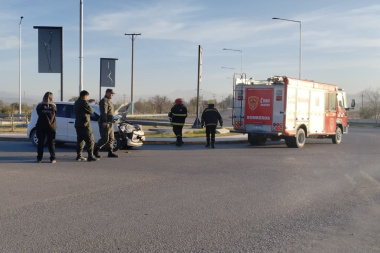 Colisión en la rotonda de ingreso a Jáchal entre un auto y una camioneta, los ocupantes resultaron ilesos