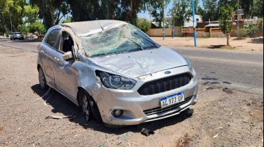 Un automóvil Ford Ka volcó tras colisionar con un Honda Fit en Ruta 40 y dos personas debieron ser hospitalizadas