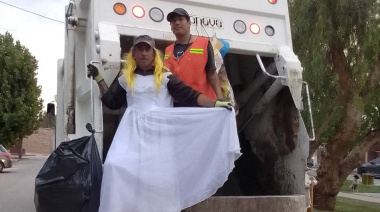 “El Chuma” Posse hizo estallar las redes sociales con un vestido de novia y su buena onda por las calles de Jáchal