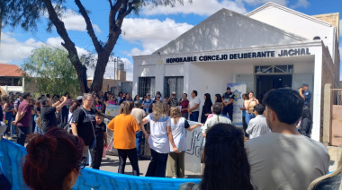 Docentes autoconvocados de Jáchal marcharon por las calles del departamento y anunciaron una nueva movilización para este jueves