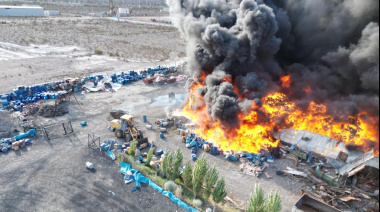 Feroz incendio en el Parque Industrial de Chimbas, intensas tareas de bomberos y una enorme columna de humo que alarma