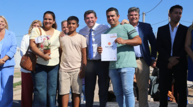 Orrego entregó 51 viviendas en Sarmiento y anunció la pavimentación de una obra histórica para el departamento