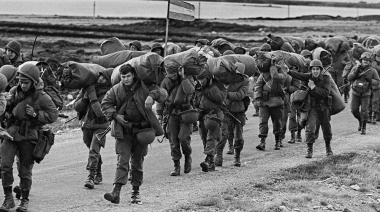 Entre el dolor y el orgullo: El pueblo argentino homenajea a los veteranos y a los 649 caídos en las Islas Malvinas