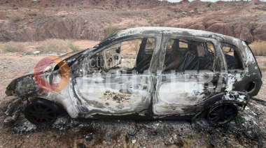 Incendio total de un vehículo en la Ruta 40 en Huaco, el conductor resultó ileso y solo hubo pérdidas materiales