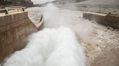 Una mujer murió tras caer desde el paredón del dique de Ullum y la Policía investiga las circunstancias del trágico hecho