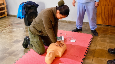 Capacitan al personal del Escuadrón 25 Jáchal en RCP y uso de DEA en un trabajo conjunto entre el Municipio y Gendarmería Nacional