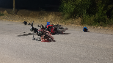 En Tres Esquinas: Un motociclista murió y otro permanece en estado reservado tras una violenta colisión en calle Eugenio Flores