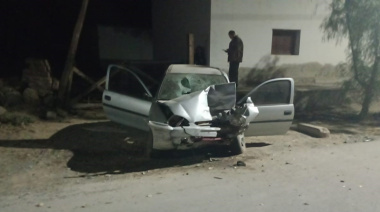 Grave choque en Tamberías: Un policía perdió el control de su auto al impactar contra un cartel de OSSE y se encuentra fuera de peligro