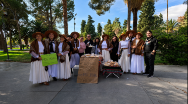 La pasión por el folclore se hizo sentir en la Plaza San Martín durante una jornada solidaria de la Academia Milagros del Tiempo