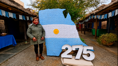 Artesanas confeccionaron un mapa gigante de Jáchal tejido al crochet que continúa exhibiéndose en el Paseo de los Artesanos