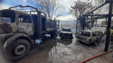 Dramáticas consecuencias del Zonda en Pocito, las llamas consumieron una vivienda y un taller y obligaron a evacuar personas