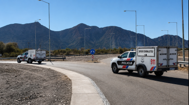 Con lágrimas y aplausos, despidieron el paso de la caravana que trasladó a Rubén Castro y a las otras seis víctimas de la tragedia aérea