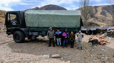 Realizaron un operativo especial para asistir a una familia tras las nevadas y lluvias registradas en el Puesto El Colorado