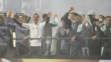 Con aplausos, banderas y emoción, la Selección Argentina volvió al país después de quedar a un paso de la gloria mundial