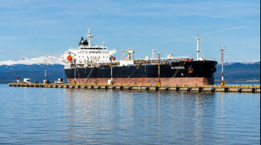 Tierra del Fuego denunció la presencia de un petrolero británico en Ushuaia y responsabilizó al Gobierno de Javier Milei
