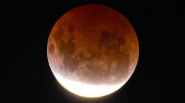 El último eclipse lunar del año iluminó la madrugada de Jáchal y dejó una impactante postal capturada por Matías Castro