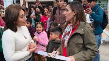 “No lo podíamos creer”: la emoción en una escuela de Huaco por la inesperada visita de Soledad Pastorutti y su especial regalo