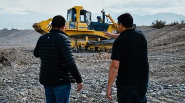 Ante las alertas meteorológicas, refuerzan las defensas y el encauzamiento del río Jáchal para prevenir posibles crecidas