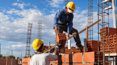 La UOCRA acordó nuevos aumentos escalonados y los trabajadores de la construcción cobrarán con actualización salarial
