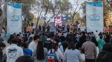 Jáchal recibió la primavera a pura fiesta, cientos de jóvenes coparon el Vivero Municipal para celebrar el Día del Estudiante