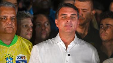 Flávio Bolsonaro pasó por Argentina junto a su esposa y sus dos hijas y viajó a Ecuador sin ningún impedimento legal