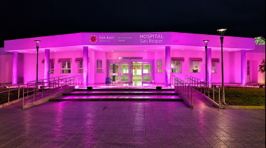 El Hospital San Roque de Jáchal iluminó su fachada de rosa para concientizar sobre la lucha contra el cáncer de mama
