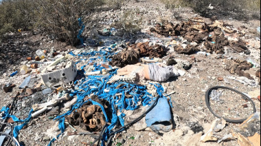 Arrojan escombros, basura y restos de animales faenados cerca del Dique Los Cauquenes, los vecinos están cansados de reclamar