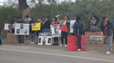 Amigos de Germán Galleguillo se manifestaron frente a la vivienda del menor investigado por su muerte y la familia pidió que sea trasladado