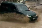 Las lluvias regresaron con intensidad a Jáchal y varias calles del centro se convirtieron en río por la bajada de creciente