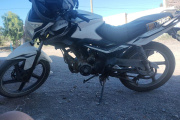 Robaron una moto en una transitada esquina de Jáchal y apelan a la solidaridad de los vecinos para recuperarla