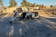 Grave Siniestro Vial en Jáchal: Un vehículo terminó volcado tras colisionar con otro auto estacionado