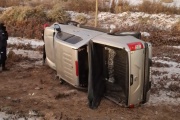 Tres profesionales de la salud volcaron en una camioneta camino al Hospital San Roque tras perder el control en la ruta