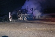 Una camioneta Ford F100 se incendió en plena Ruta 150, en Huaco y las llamas destruyeron la movilidad y su carga