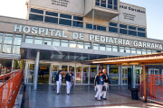 Lograron separar a dos siamesas unidas por el abdomen tras una cirugía exitosa en el Hospital Garrahan