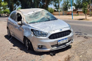 Un automóvil Ford Ka volcó tras colisionar con un Honda Fit en Ruta 40 y dos personas debieron ser hospitalizadas
