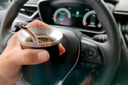 Una provincia multará con $500.000 a quienes conduzcan un auto tomando mate, por considerarse una falta grave