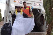 “El Chuma” Posse hizo estallar las redes sociales con un vestido de novia y su buena onda por las calles de Jáchal