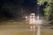 La lluvia y una impresionante creciente volvieron a golpear al norte de Jáchal: el agua ingresó a viviendas y un automóvil fue arrastrado