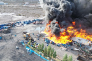 Feroz incendio en el Parque Industrial de Chimbas, intensas tareas de bomberos y una enorme columna de humo que alarma