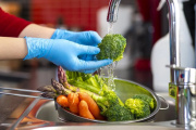 Salud lanzó el curso online de manipulación de alimentos: cómo inscribirse y cuáles son los requisitos para obtener la certificación