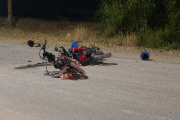 En Tres Esquinas: Un motociclista murió y otro permanece en estado reservado tras una violenta colisión en calle Eugenio Flores