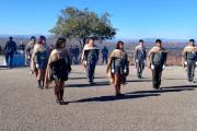 Alumnos de la Escuela Agrotécnica de Huaco reafirmaron su Promesa a la Bandera en el imponente mirador de la Cuesta de Huaco